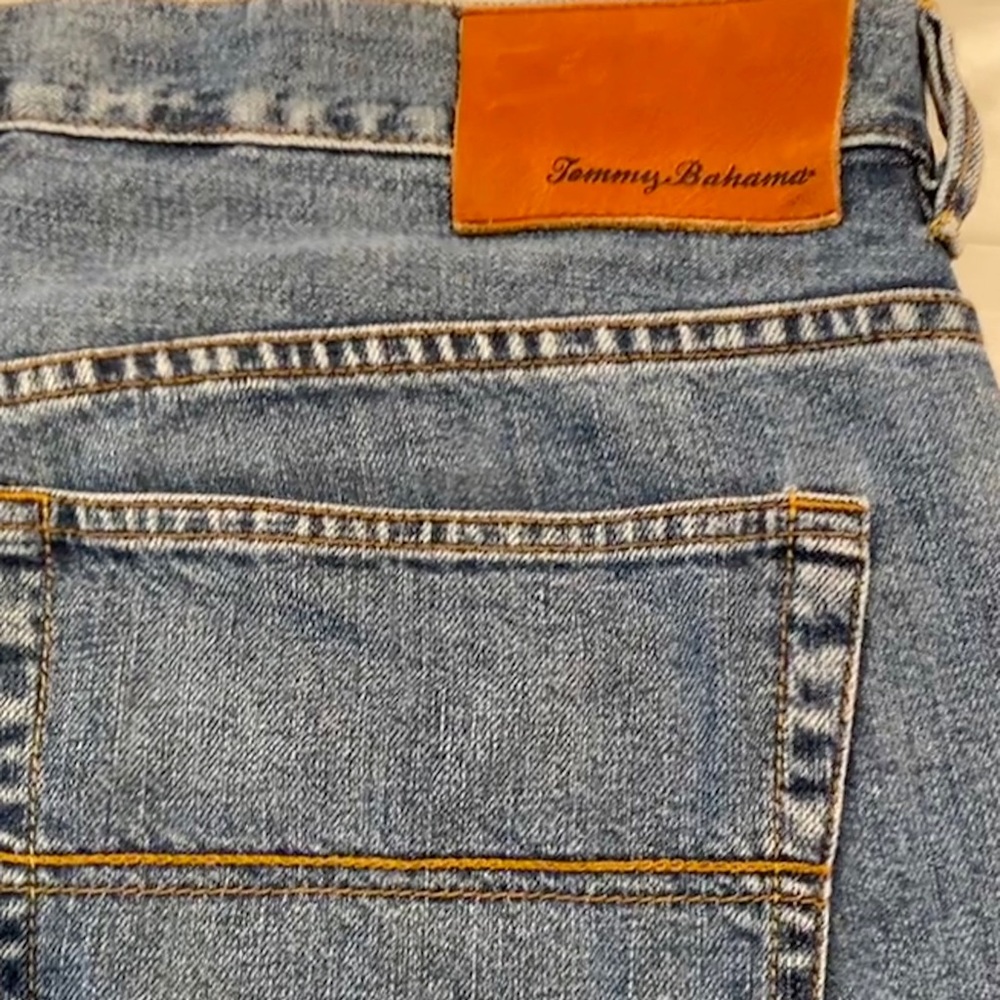 Tommy Bahama Easy Fit 5 pocket jeans. 40/32